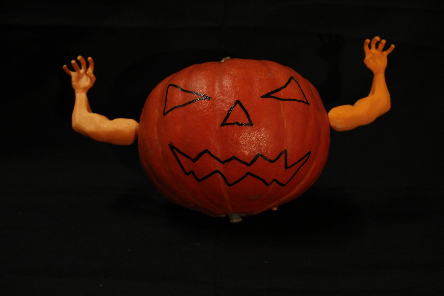 Pumpkin Deko Scaring Hands