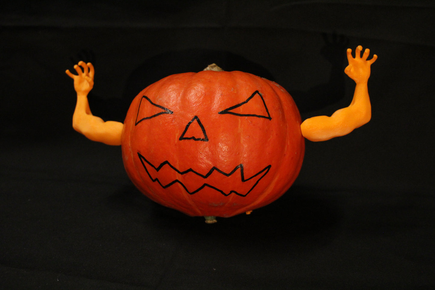 Pumpkin Deko Scaring Hands